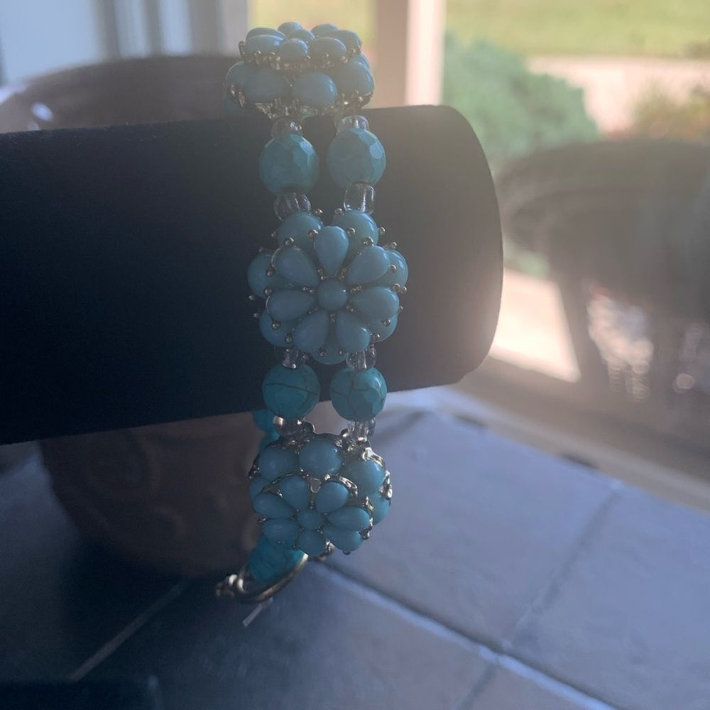 Beautiful Turquoise Blue Floral Bead Bracelet, in Gold, Unmarked